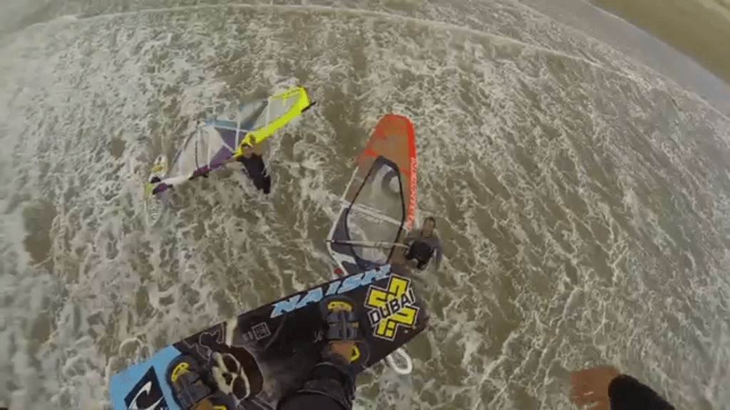 [:es]Saltando por encima de Windsurfers - Kevin Langeree[:en]Jumping over windsurfers - Kevin Langeree[:] 